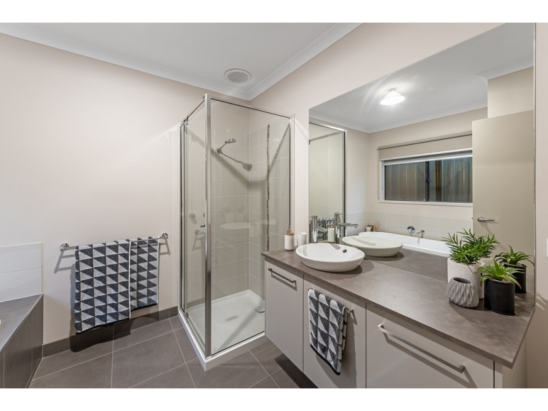 15 Calibre Avenue, Craigieburn VIC 3064