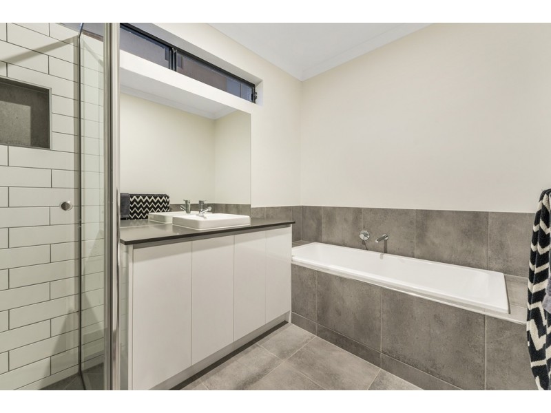 6 Dickens Street, Craigieburn VIC 3064