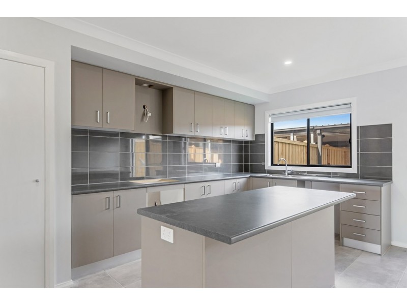 16 Errol Boulevard, Mickleham VIC 3064