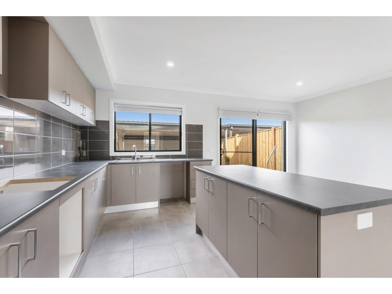 16 Errol Boulevard, Mickleham VIC 3064