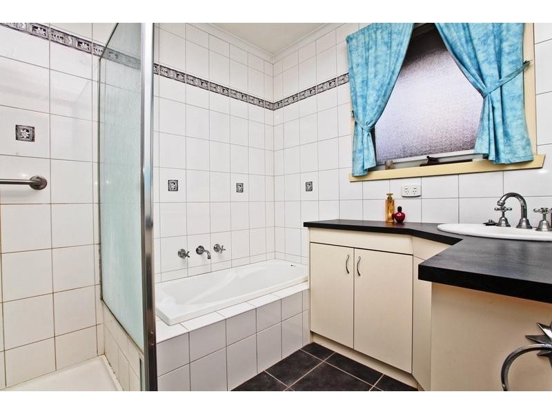 6 Leura Court, Gladstone Park VIC 3043