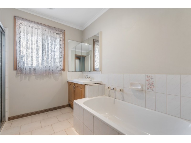 8 Finden Court, Craigieburn VIC 3064