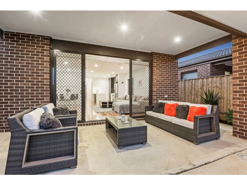 8 Chambly Drive, Mickleham VIC 3064