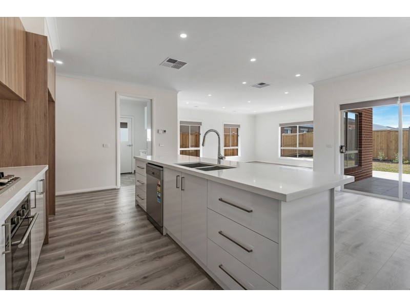28 Nebula Crescent, Mickleham VIC 3064
