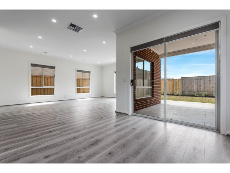 28 Nebula Crescent, Mickleham VIC 3064