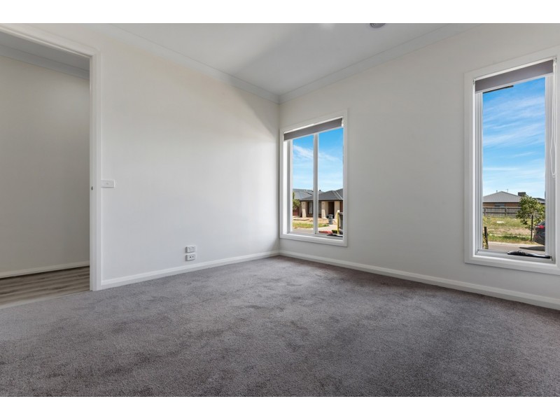 28 Nebula Crescent, Mickleham VIC 3064