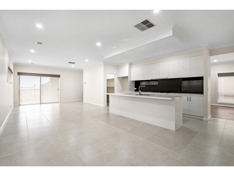 16 Sunmouth Road, Craigieburn VIC 3064