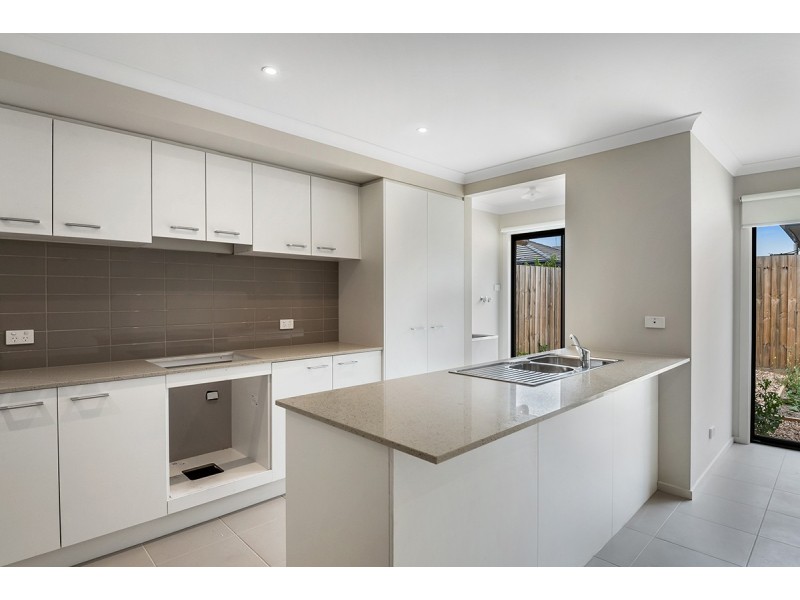 2/527 Rubus Drive, Wallan VIC 3756