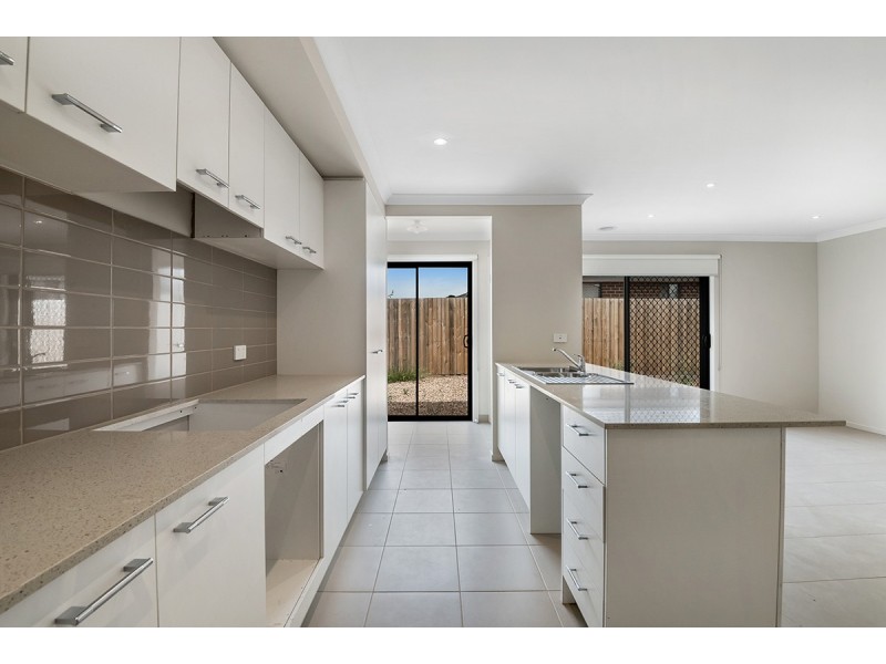 2/527 Rubus Drive, Wallan VIC 3756