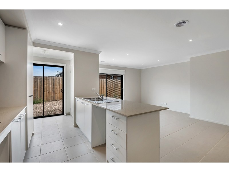 2/527 Rubus Drive, Wallan VIC 3756
