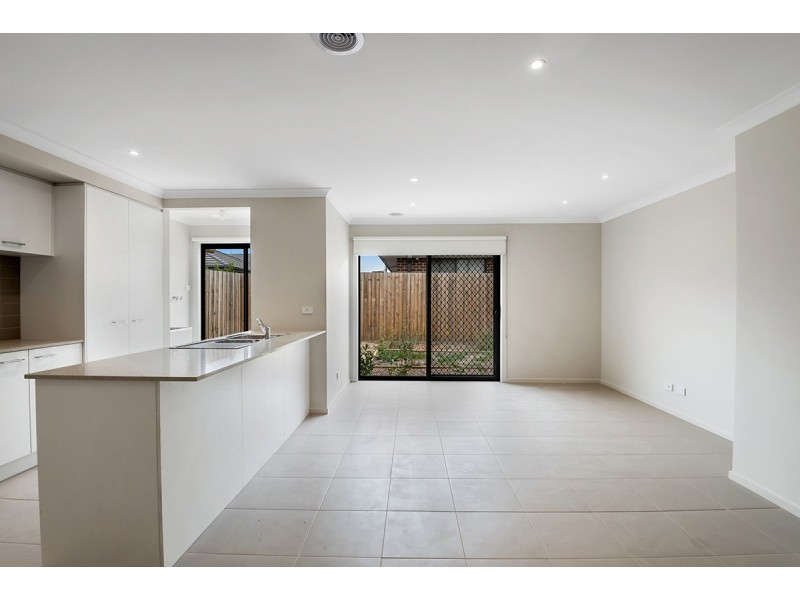 2/527 Rubus Drive, Wallan VIC 3756