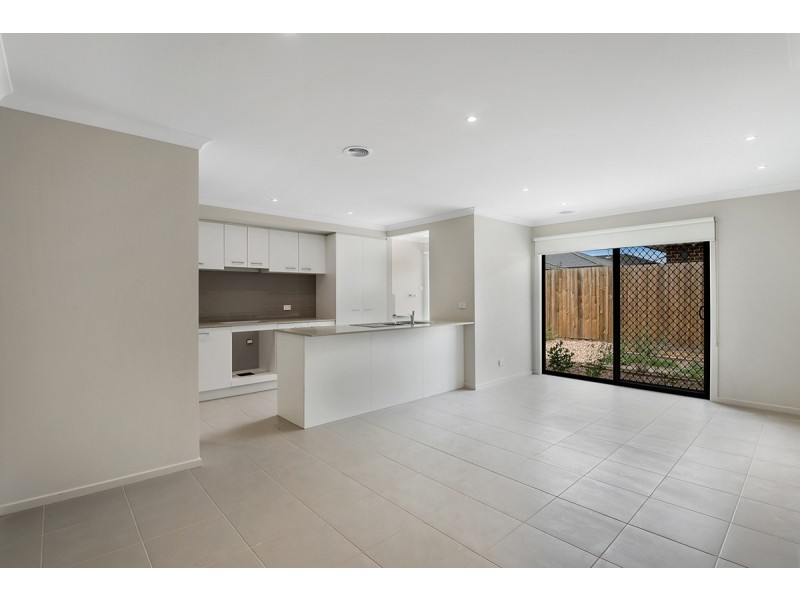 2/527 Rubus Drive, Wallan VIC 3756