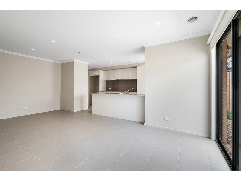 2/527 Rubus Drive, Wallan VIC 3756