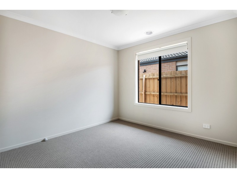 2/527 Rubus Drive, Wallan VIC 3756