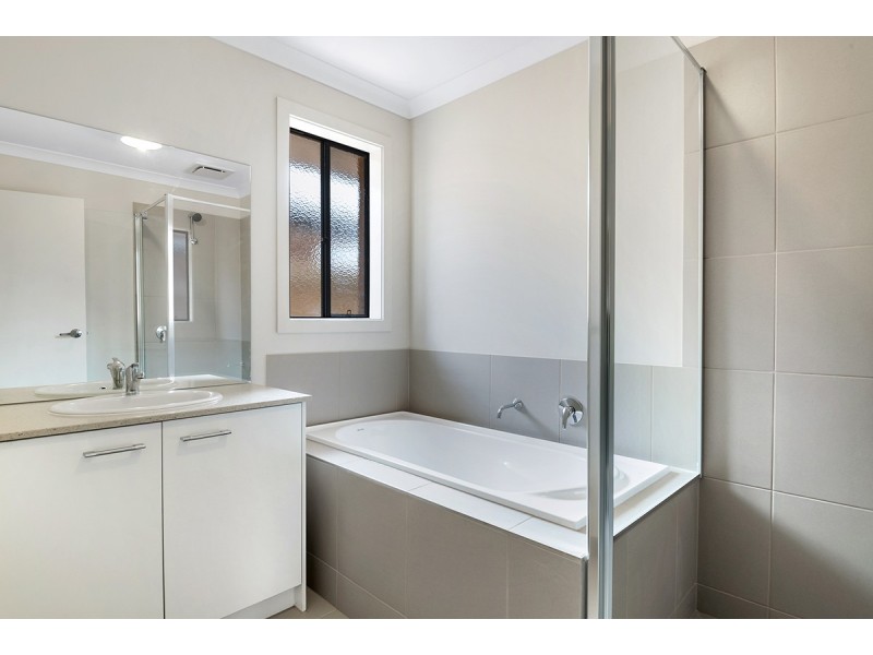 2/527 Rubus Drive, Wallan VIC 3756