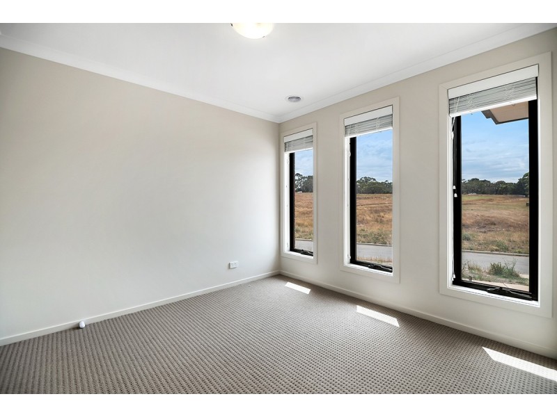 2/527 Rubus Drive, Wallan VIC 3756