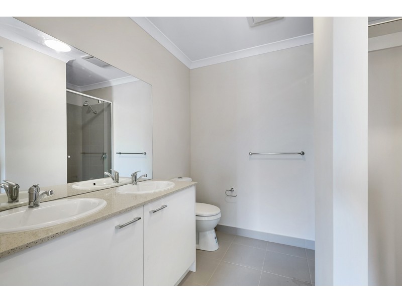 2/527 Rubus Drive, Wallan VIC 3756