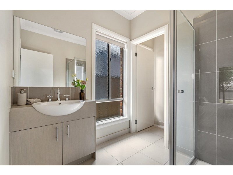 16 Hollows Court, Craigieburn VIC 3064