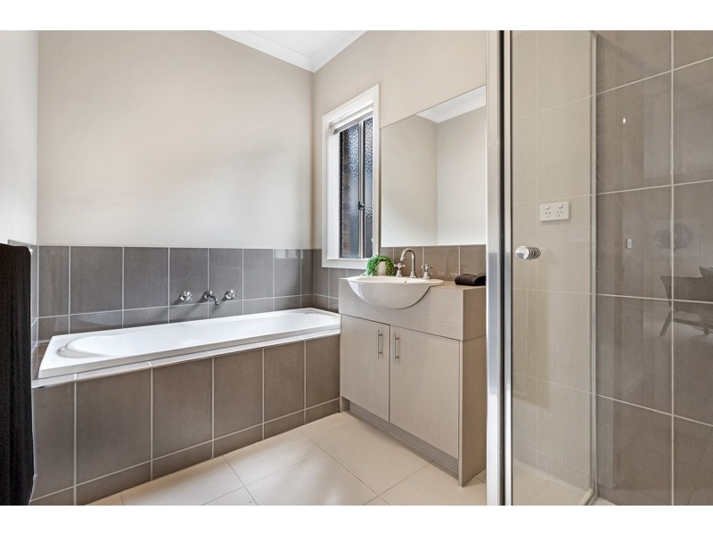 16 Hollows Court, Craigieburn VIC 3064