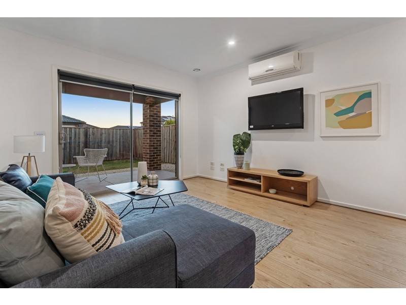 8 Hues Street, Mickleham VIC 3064