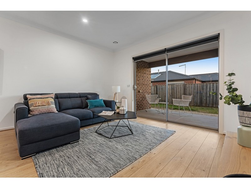 8 Hues Street, Mickleham VIC 3064