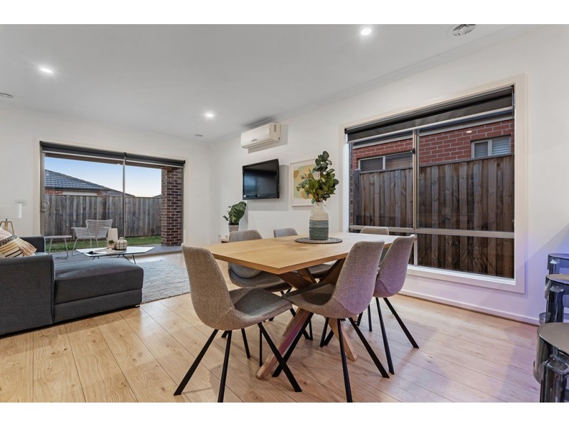 8 Hues Street, Mickleham VIC 3064