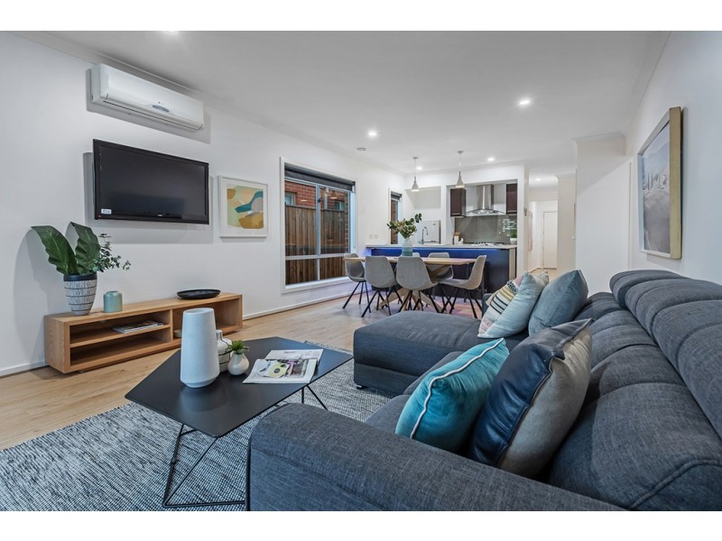 8 Hues Street, Mickleham VIC 3064