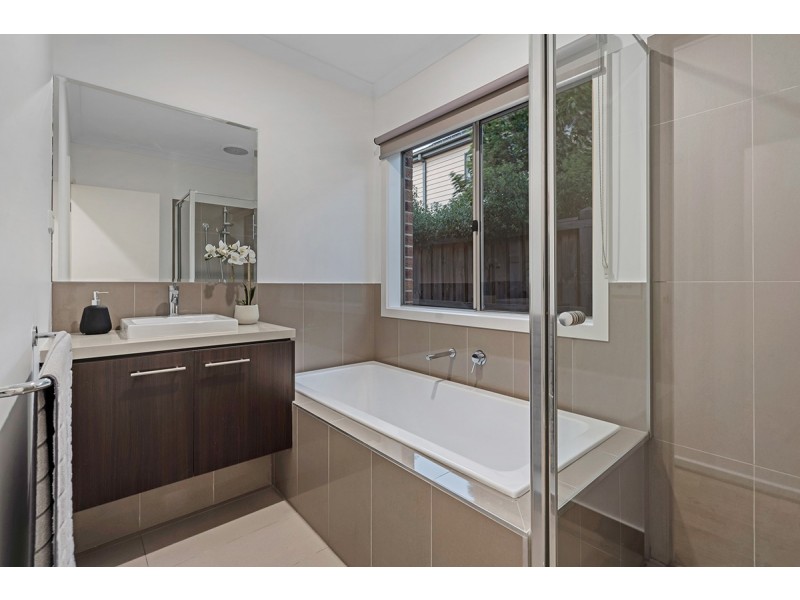 8 Hues Street, Mickleham VIC 3064