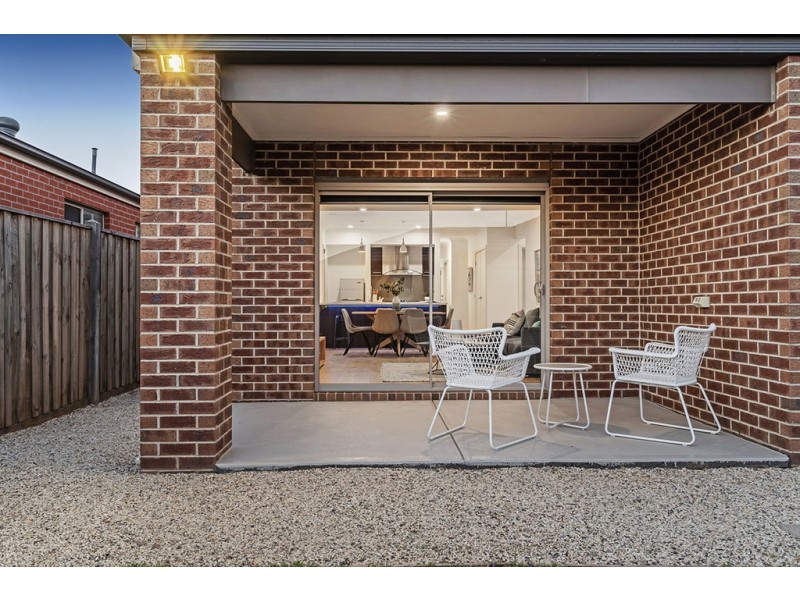 8 Hues Street, Mickleham VIC 3064