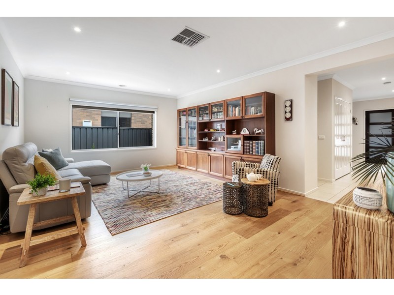 8 Lion Chase, Craigieburn VIC 3064