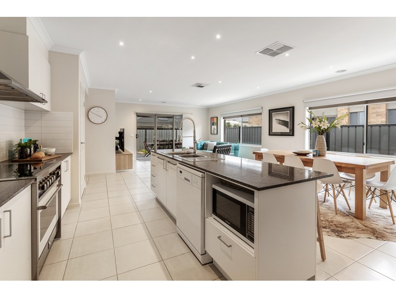 8 Lion Chase, Craigieburn VIC 3064