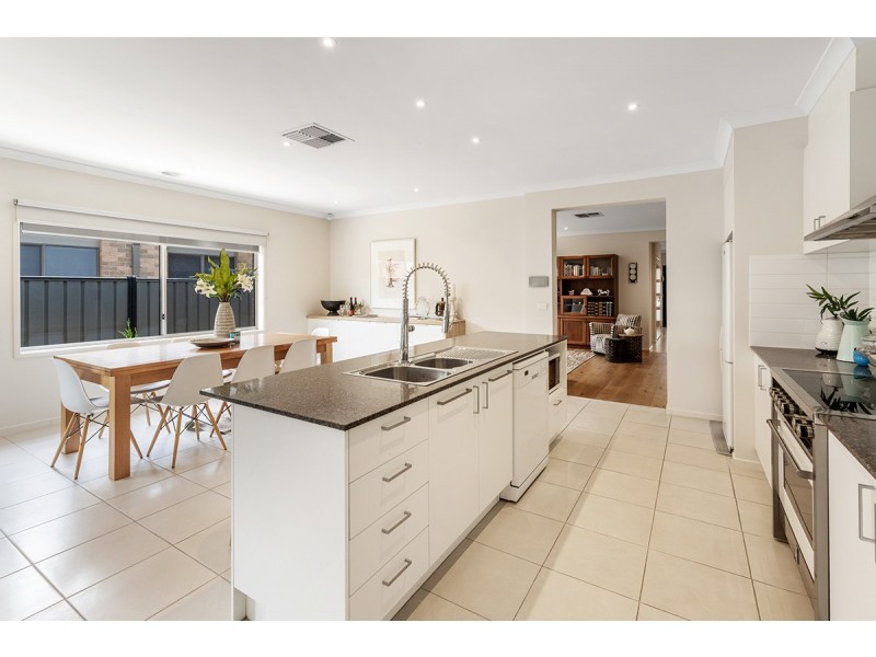 8 Lion Chase, Craigieburn VIC 3064