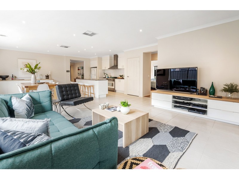 8 Lion Chase, Craigieburn VIC 3064
