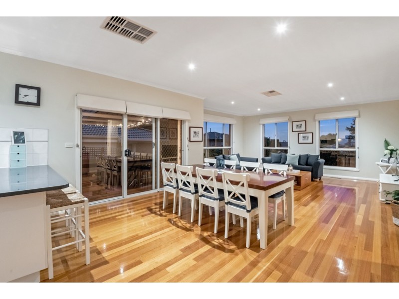 10 Saunders Court, Roxburgh Park VIC 3064