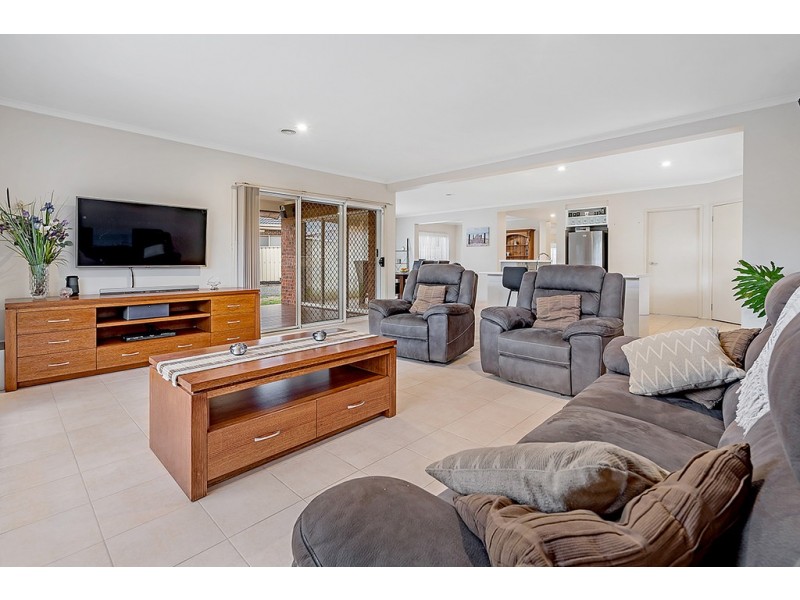 61 Axminster Drive, Craigieburn VIC 3064
