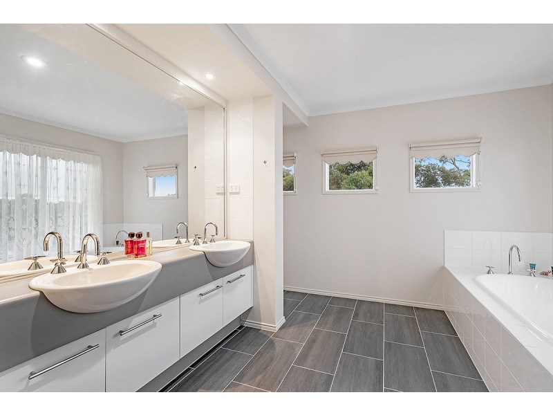 61 Axminster Drive, Craigieburn VIC 3064