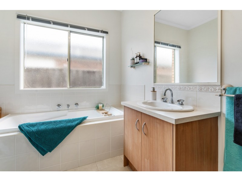 9 Hoxton Crescent, Craigieburn VIC 3064