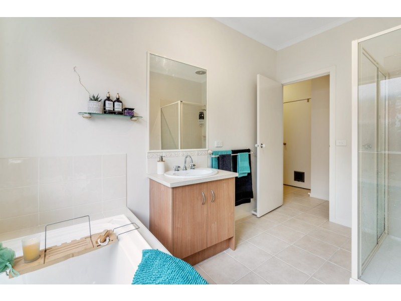 9 Hoxton Crescent, Craigieburn VIC 3064