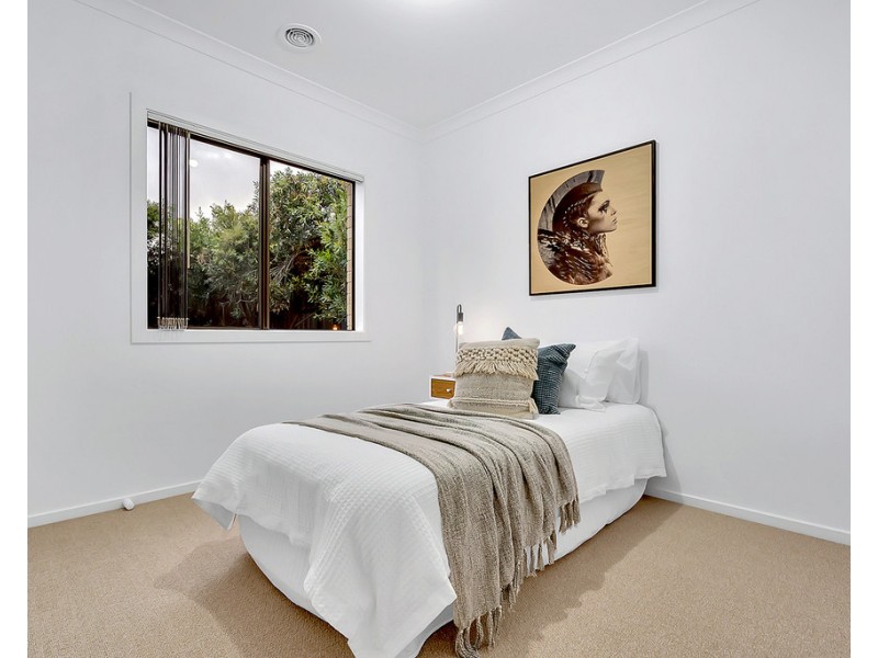 18 Bridgehaven Drive, Craigieburn VIC 3064