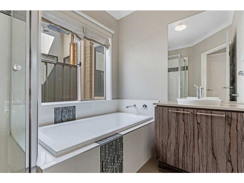 14 Rainham Avenue, Craigieburn VIC 3064