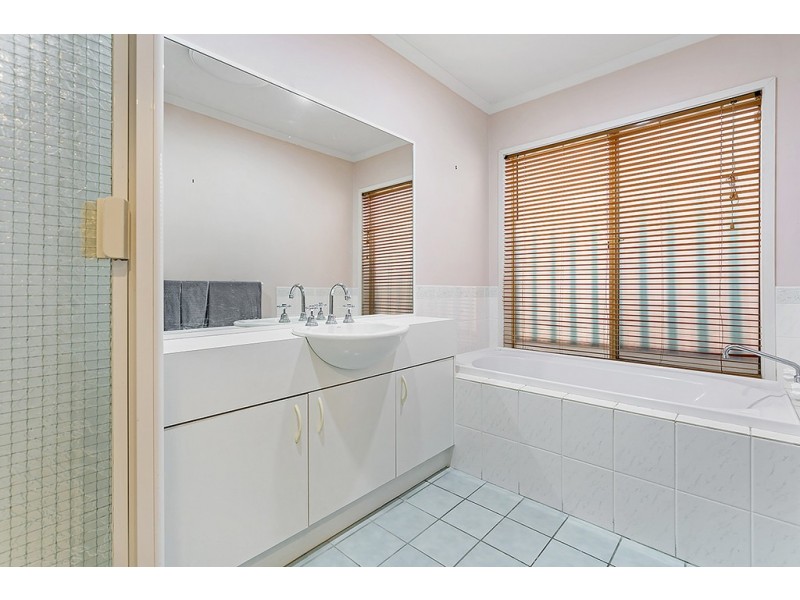 5 Gellion Place, Roxburgh Park VIC 3064