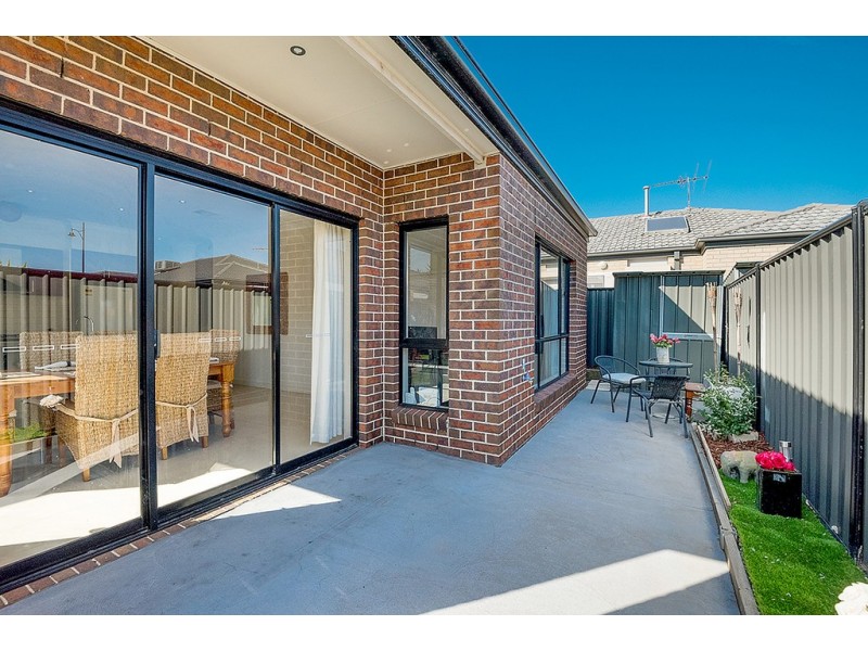 27 Dempster Drive, Craigieburn VIC 3064