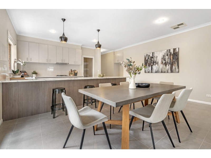 14 Hollows Court, Craigieburn VIC 3064