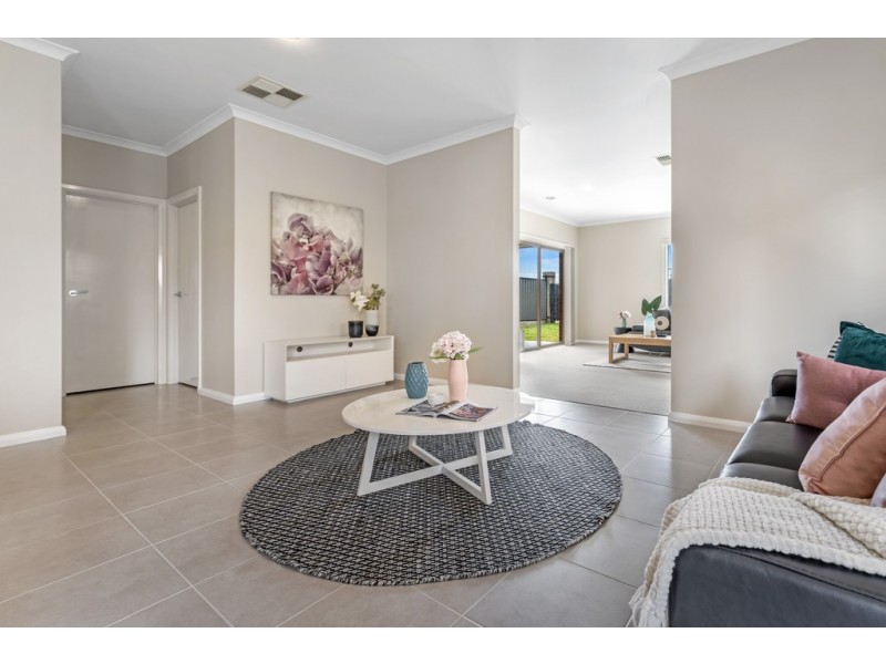 14 Hollows Court, Craigieburn VIC 3064