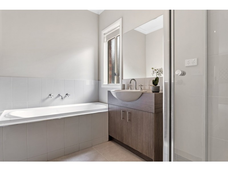 14 Hollows Court, Craigieburn VIC 3064