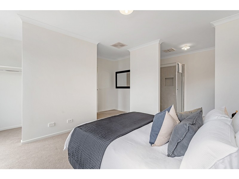 15 Featherwood Crescent, Craigieburn VIC 3064