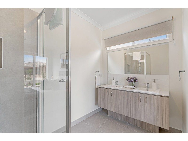 15 Featherwood Crescent, Craigieburn VIC 3064