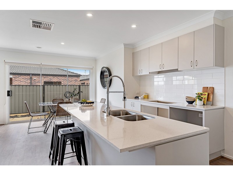 15 Featherwood Crescent, Craigieburn VIC 3064