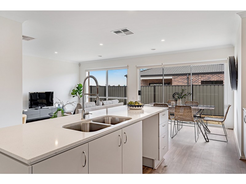 15 Featherwood Crescent, Craigieburn VIC 3064