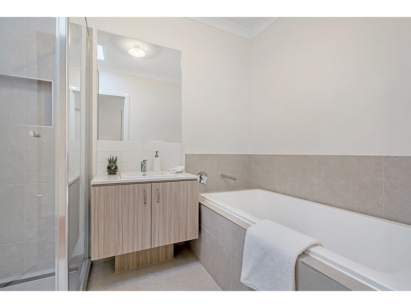 15 Featherwood Crescent, Craigieburn VIC 3064